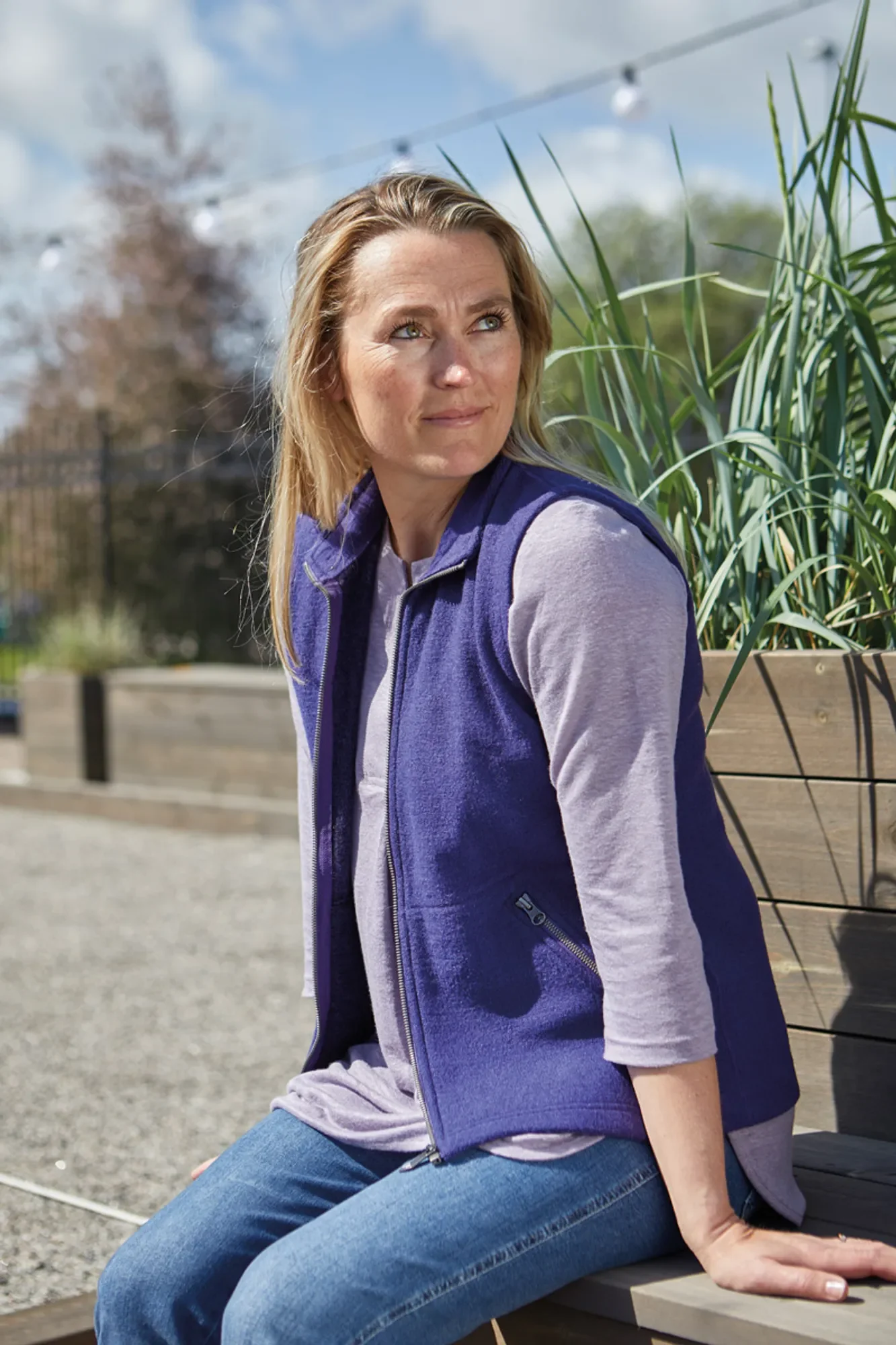 FLORA VEST, 60% FILTAD ULL, 40% LYOCELL  — DARK PURPLE - Image 2