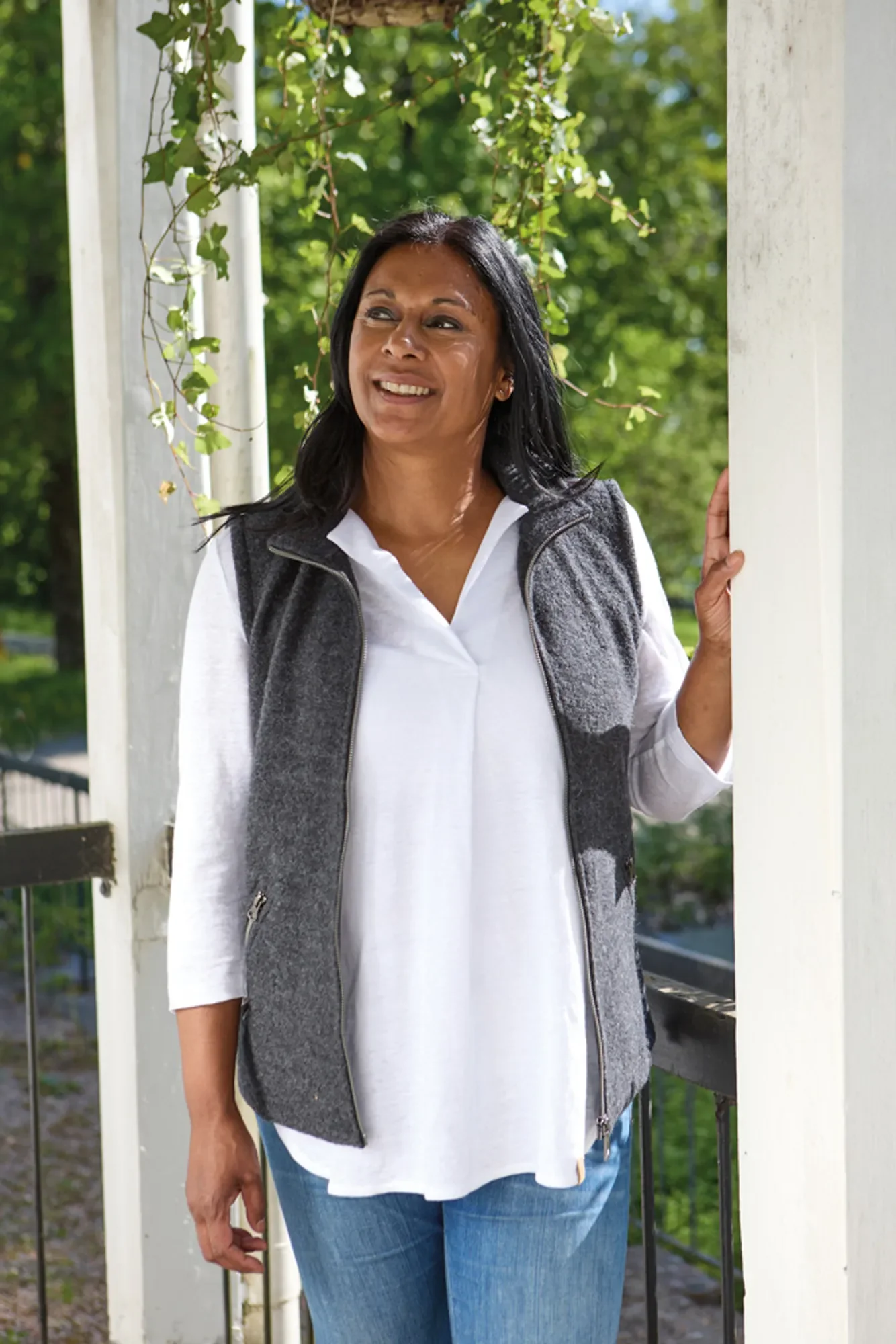 FLORA VEST, 60% FILTAD ULL, 40% LYOCELL  — GRAPHITE MARL - Image 4
