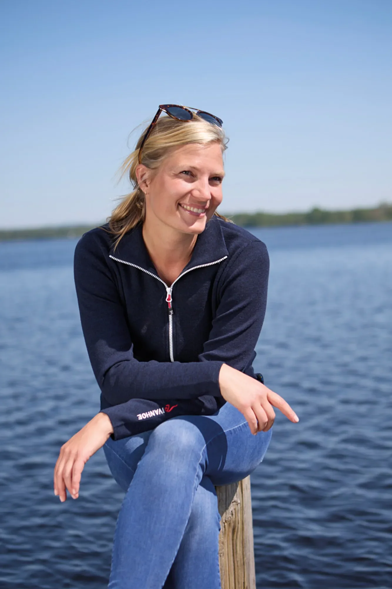 HEDDA FULL ZIP, 100% EXTRA FINE MERINOULL — LICHEN GREEN - Image 3