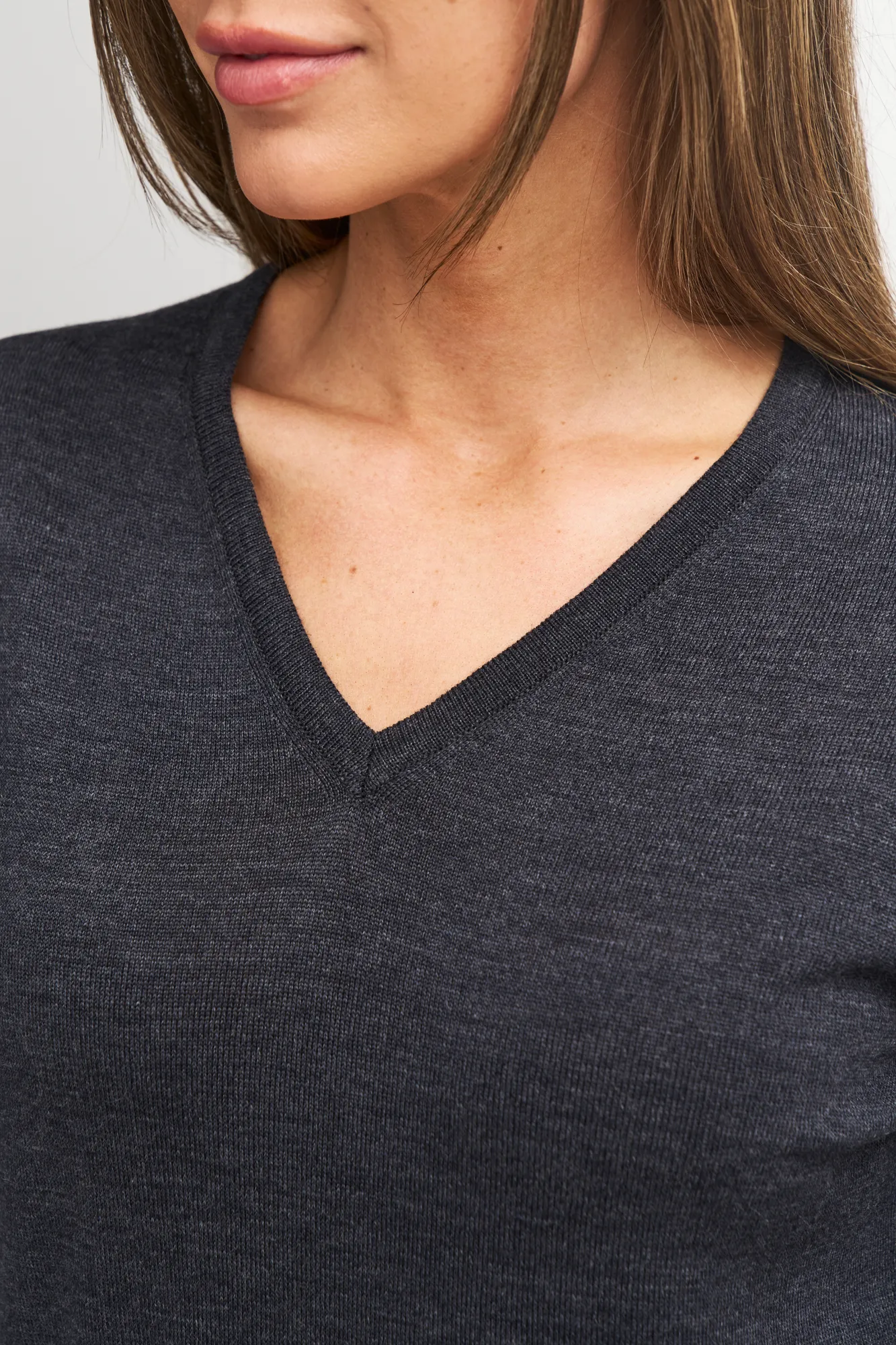 MERINO V-NECK FEMALE, 100% EXTRA FINE MERINOULL — STEELBLUE - Image 5