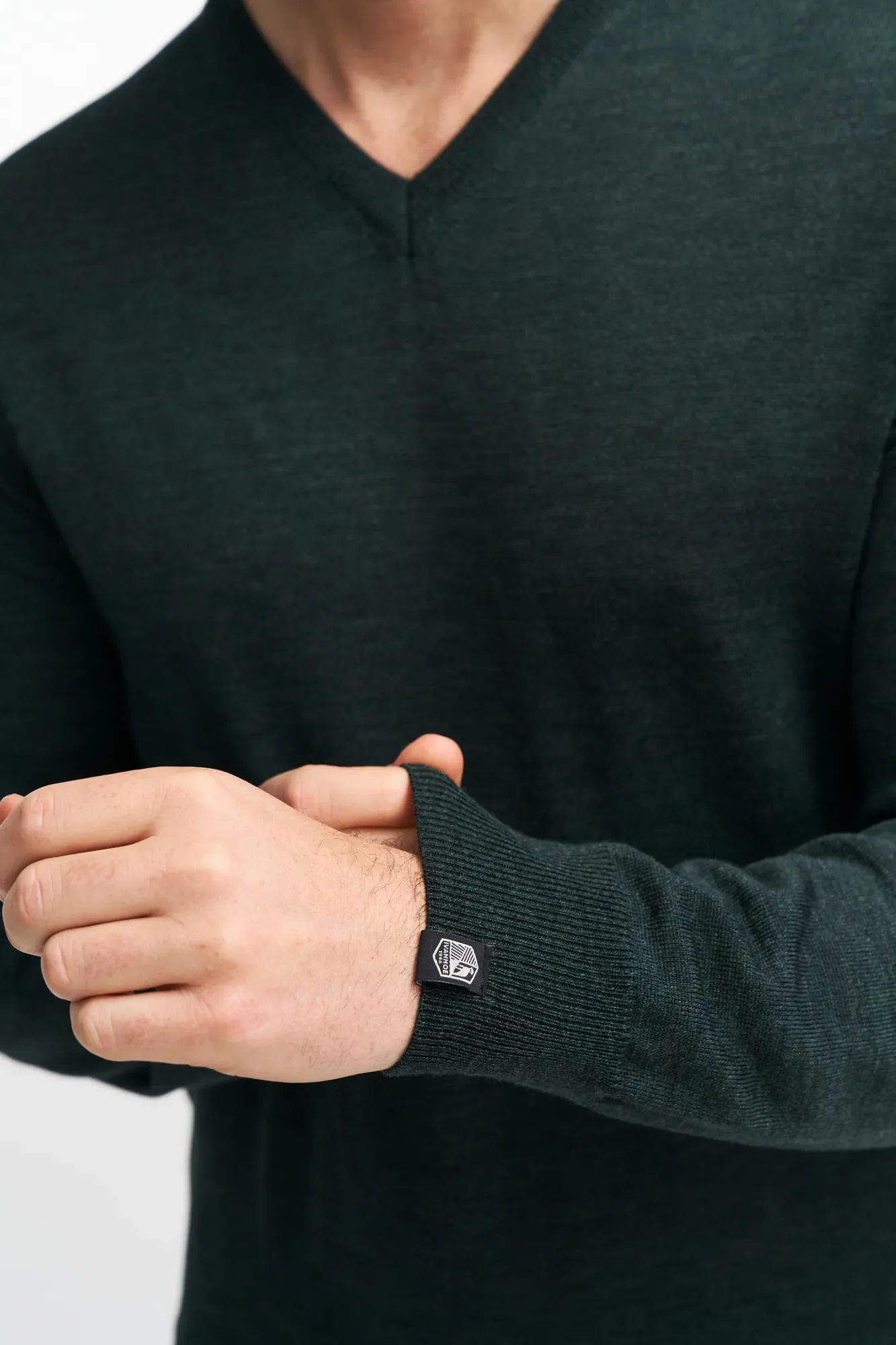 MERINO V-NECK MALE, 100% EXTRA FINE MERINOULL — NAVY - Image 4