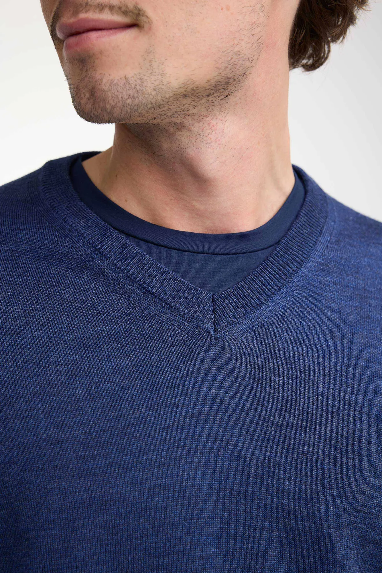 MERINO V-NECK MALE, 100% EXTRA FINE MERINOULL — STEELBLUE - Image 3